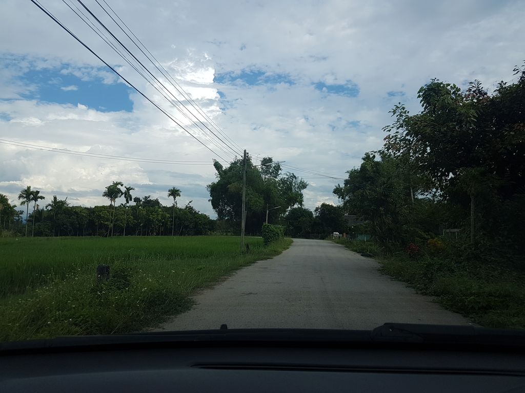 ภาพถนนตรงที่ น้ำดื่มต้นโพธิ์ ตั้งอยู่ ถ่ายโดย ekkarin พ.ศ. 2561 (2018) · A street-level view of where น้ำดื่มต้นโพธิ์ · Nam Duem Ton Pho stands, by ekkarin in 2561 (2018)