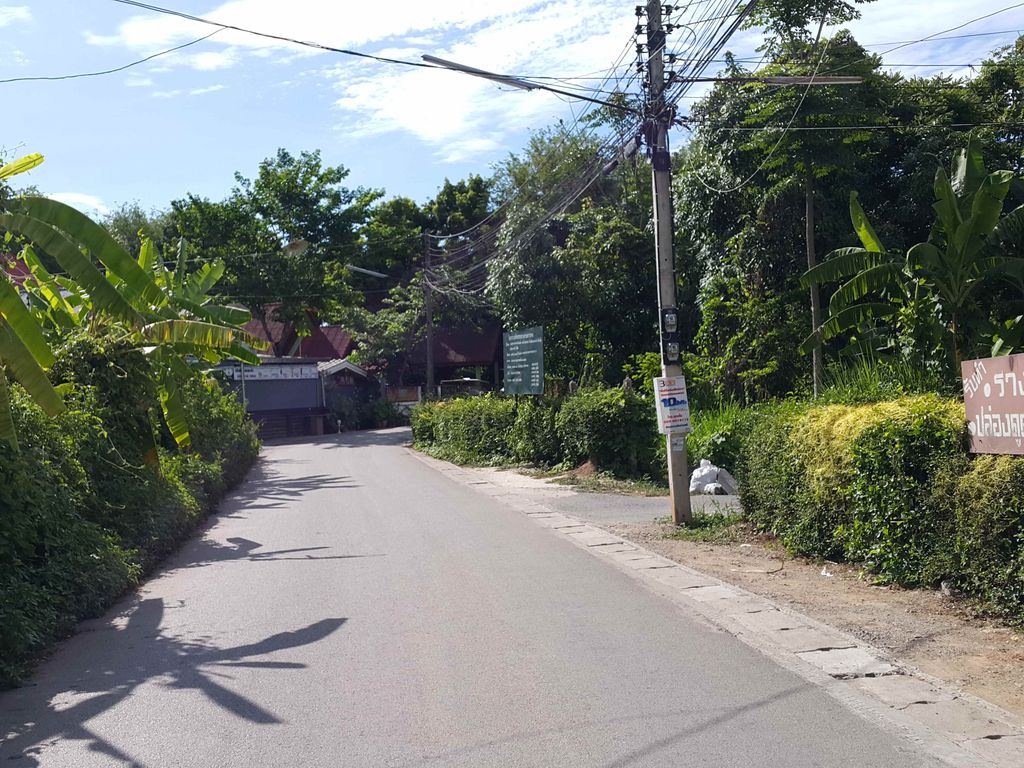 ภาพถนนตรงที่ รถบ้านสวยเชียงใหม่ ตั้งอยู่ ถ่ายโดย jrcarlsen พ.ศ. 2558 (2015) · A street-level view of where รถบ้านสวยเชียงใหม่ · Rot Ban Suai Chiang Mai stands, by jrcarlsen in 2558 (2015)