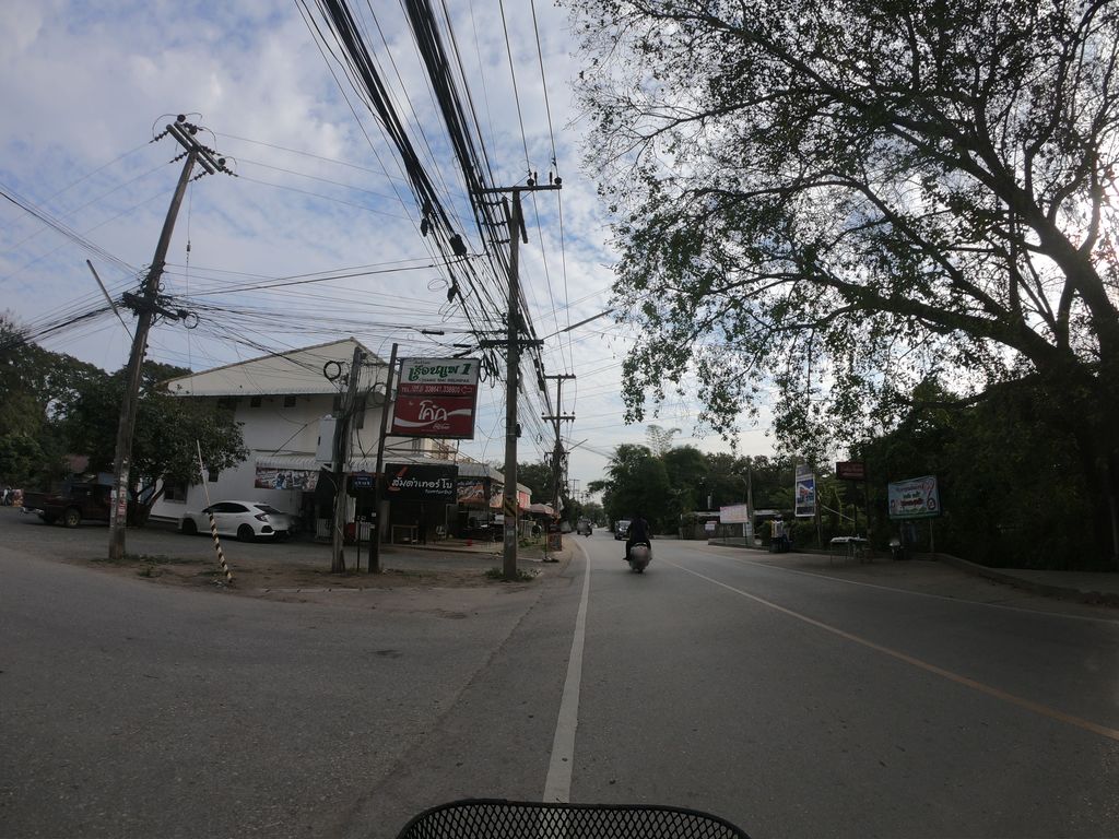 ภาพถนนตรงที่ ร้านธงฟ้า ตั้งอยู่ ถ่ายโดย chanuwath_grab พ.ศ. 2562 (2019) · A street-level view of where ร้านธงฟ้า · Ran Thongfa stands, by chanuwath_grab in 2562 (2019)