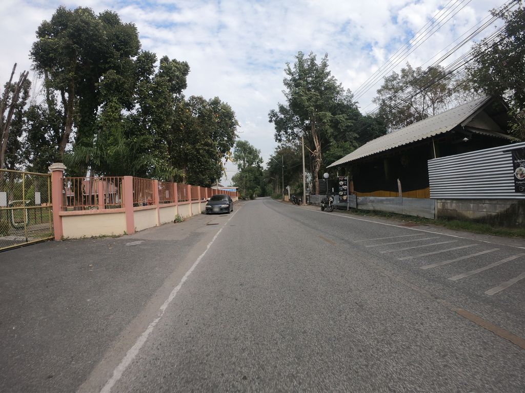 ภาพถนนตรงที่ Graveyard Cafe ตั้งอยู่ ถ่ายโดย chanuwath_grab พ.ศ. 2562 (2019) · A street-level view of where Graveyard Cafe stands, by chanuwath_grab in 2562 (2019)