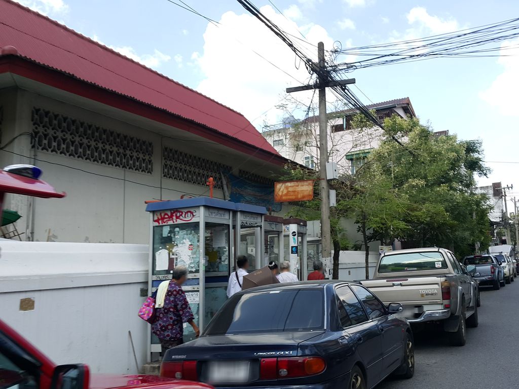 ภาพถนนตรงที่ Famous bamboo tattoo ตั้งอยู่ ถ่ายโดย jrcarlsen พ.ศ. 2558 (2015) · A street-level view of where Famous bamboo tattoo stands, by jrcarlsen in 2558 (2015)