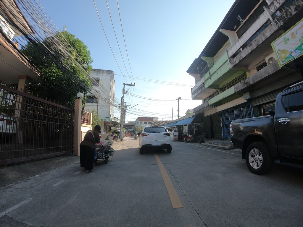 ภาพถนนตรงที่ ร้านฮาบิ๊บ ตั้งอยู่ ถ่ายโดย chanuwath_grab พ.ศ. 2562 (2019) · A street-level view of where ร้านฮาบิ๊บ · Ran Habip stands, by chanuwath_grab in 2562 (2019)
