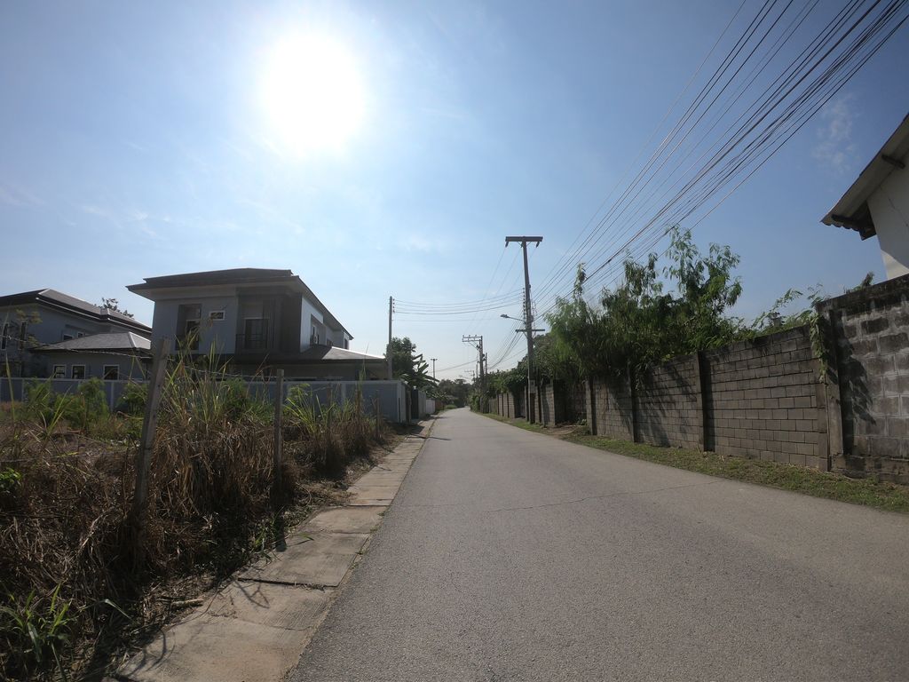 ภาพถนนตรงที่ ศาลเจ้าไต้ฮงกง ตั้งอยู่ ถ่ายโดย chanuwath_grab พ.ศ. 2562 (2019) · A street-level view of where ศาลเจ้าไต้ฮงกง · Tai Hongkong Shrine stands, by chanuwath_grab in 2562 (2019)