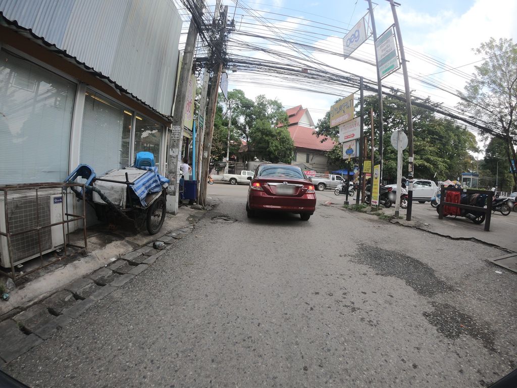 ภาพถนนตรงที่ กู๊ดนิวส์โฟน ตั้งอยู่ ถ่ายโดย chanuwath_grab พ.ศ. 2562 (2019) · A street-level view of where กู๊ดนิวส์โฟน · Kutniofon stands, by chanuwath_grab in 2562 (2019)