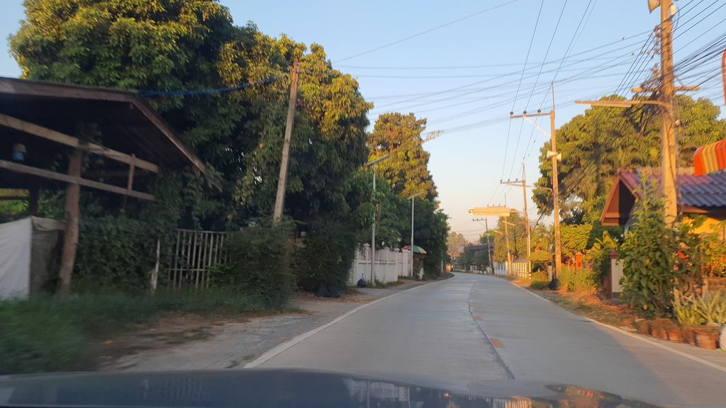 ภาพถนนตรงที่ พลอยเงินบิวตี้ ตั้งอยู่ ถ่ายโดย jrcarlsen พ.ศ. 2566 (2023) · A street-level view of where พลอยเงินบิวตี้ · Phaloi Ngoen Beauty stands, by jrcarlsen in 2566 (2023)