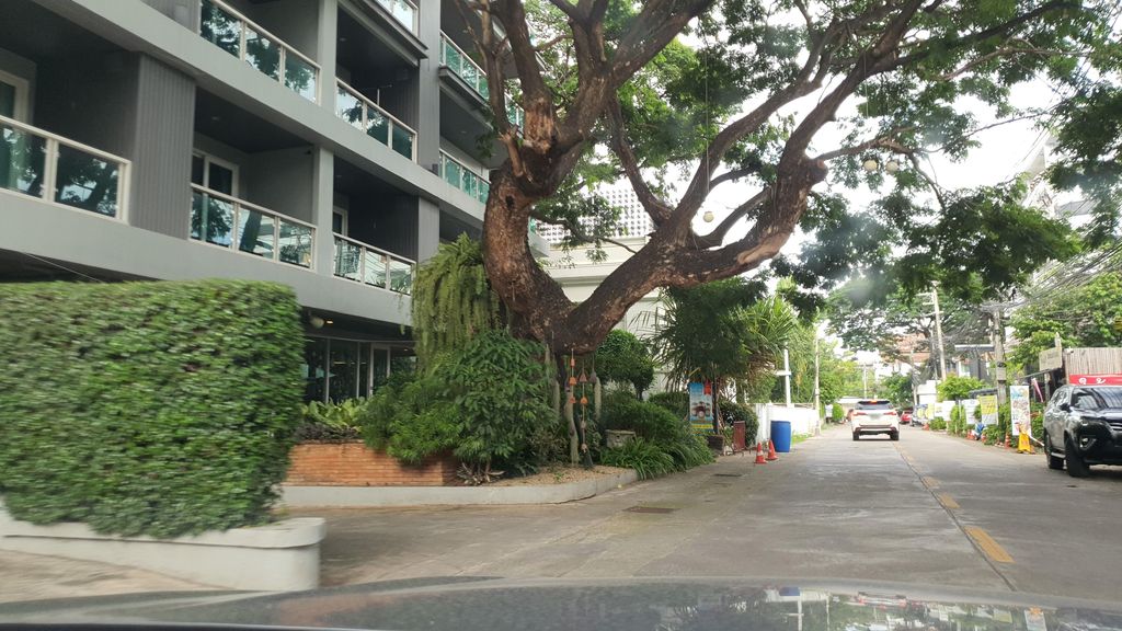 ภาพถนนตรงที่ Rawee Waree Condominium ตั้งอยู่ ถ่ายโดย jrcarlsen พ.ศ. 2564 (2021) · A street-level view of where Rawee Waree Condominium stands, by jrcarlsen in 2564 (2021)
