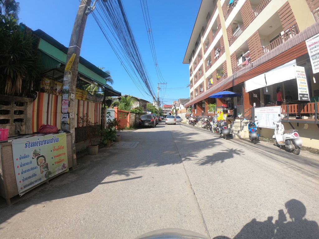 ภาพถนนตรงที่ Coffee by mew ตั้งอยู่ ถ่ายโดย chanuwath_grab พ.ศ. 2562 (2019) · A street-level view of where Coffee by mew stands, by chanuwath_grab in 2562 (2019)