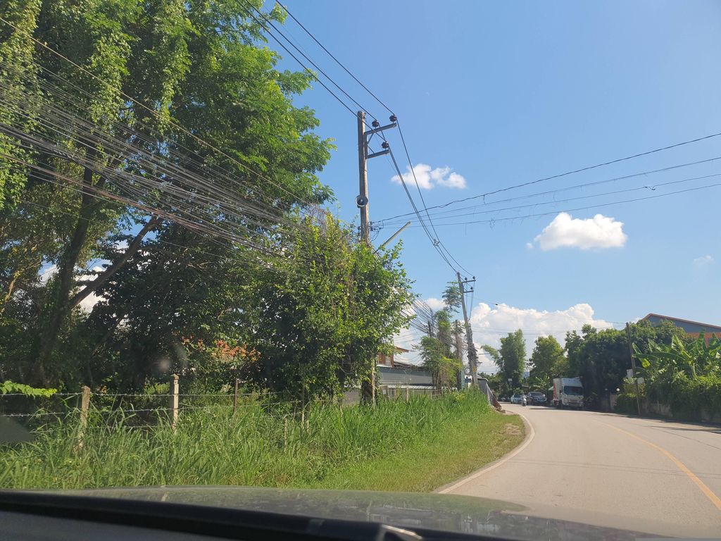 ภาพถนนตรงที่ ครัวเมียหน่าย ตั้งอยู่ ถ่ายโดย jrcarlsen พ.ศ. 2566 (2023) · A street-level view of where ครัวเมียหน่าย · Khrua Mia Nai stands, by jrcarlsen in 2566 (2023)