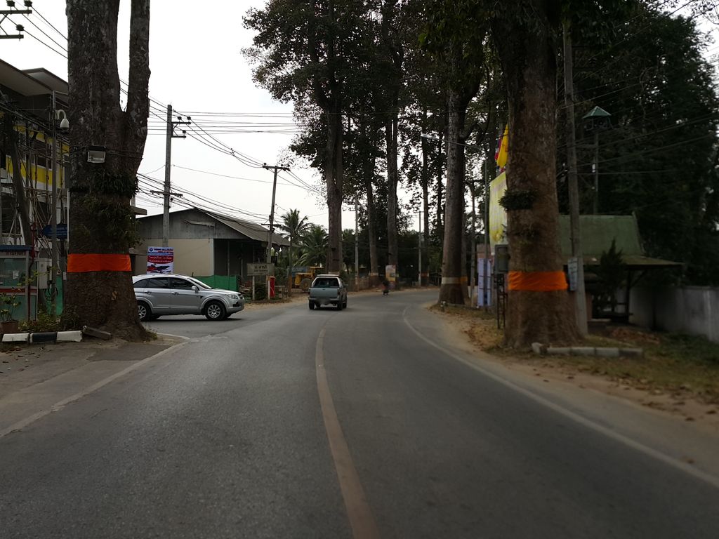 ภาพถนนตรงที่ เอราวัณล้านนาแอนติค ตั้งอยู่ ถ่ายโดย jrcarlsen พ.ศ. 2557 (2014) · A street-level view of where เอราวัณล้านนาแอนติค · Eraona Lannaaentik stands, by jrcarlsen in 2557 (2014)