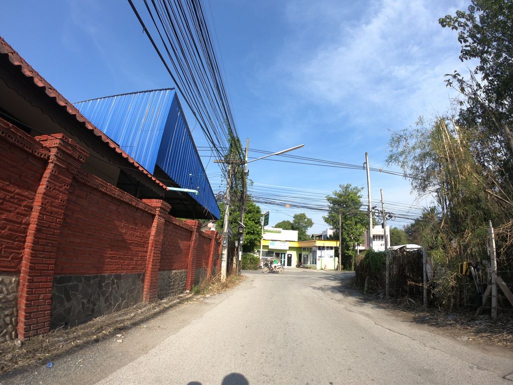 ภาพถนนตรงที่ แสนดี กระเช้าผลไม้พรีเมียม ตั้งอยู่ ถ่ายโดย chanuwath_grab พ.ศ. 2562 (2019) · A street-level view of where แสนดี กระเช้าผลไม้พรีเมียม · Saendi Krachao Phlamai Phrimiam stands, by chanuwath_grab in 2562 (2019)
