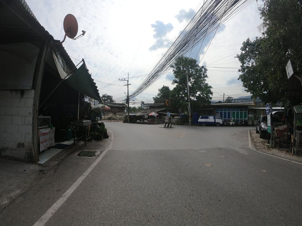 ภาพถนนตรงที่ นิจ ซะป๊ะเส้น ก๋วยเตี๋ยวห่อใบตอง ช่างเคี่ยน ตั้งอยู่ ถ่ายโดย chanuwath_grab พ.ศ. 2562 (2019) · A street-level view of where นิจ ซะป๊ะเส้น ก๋วยเตี๋ยวห่อใบตอง ช่างเคี่ยน · Nit Sapasen Kuaitiao Ho Baitong Changkhian stands, by chanuwath_grab in 2562 (2019)