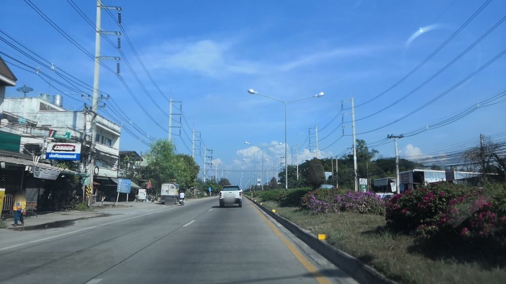 ภาพถนนตรงที่ ลาบพรรณทองบ่อหิน ตั้งอยู่ ถ่ายโดย charlesano พ.ศ. 2561 (2018) · A street-level view of where ลาบพรรณทองบ่อหิน · Lap Phraron Thong Bo Hin stands, by charlesano in 2561 (2018)