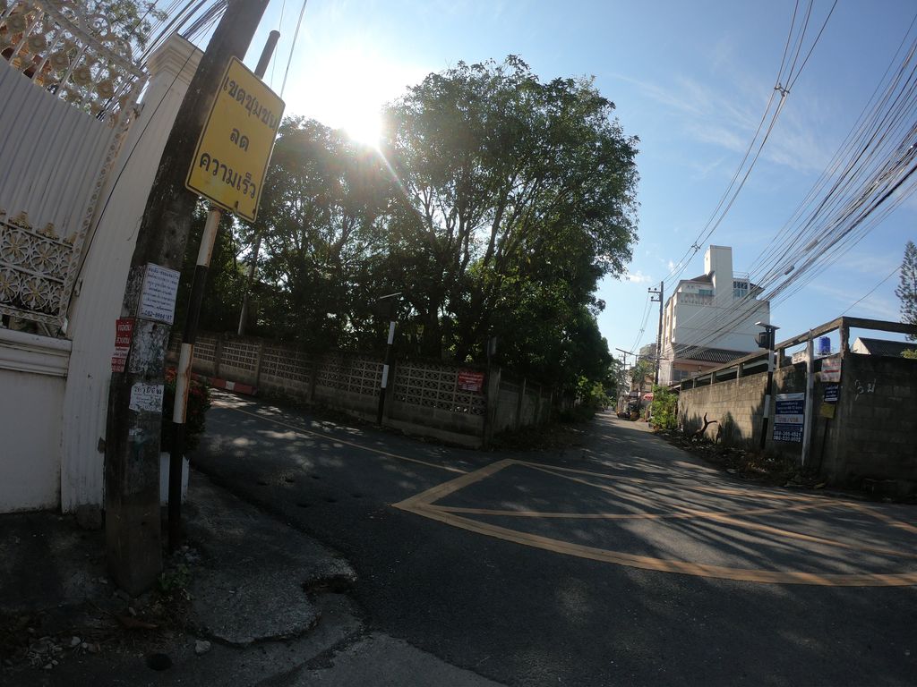 ภาพถนนตรงที่ หอพักพรสรรค์ ตั้งอยู่ ถ่ายโดย chanuwath_grab พ.ศ. 2562 (2019) · A street-level view of where หอพักพรสรรค์ · Phon Son Dormitory stands, by chanuwath_grab in 2562 (2019)