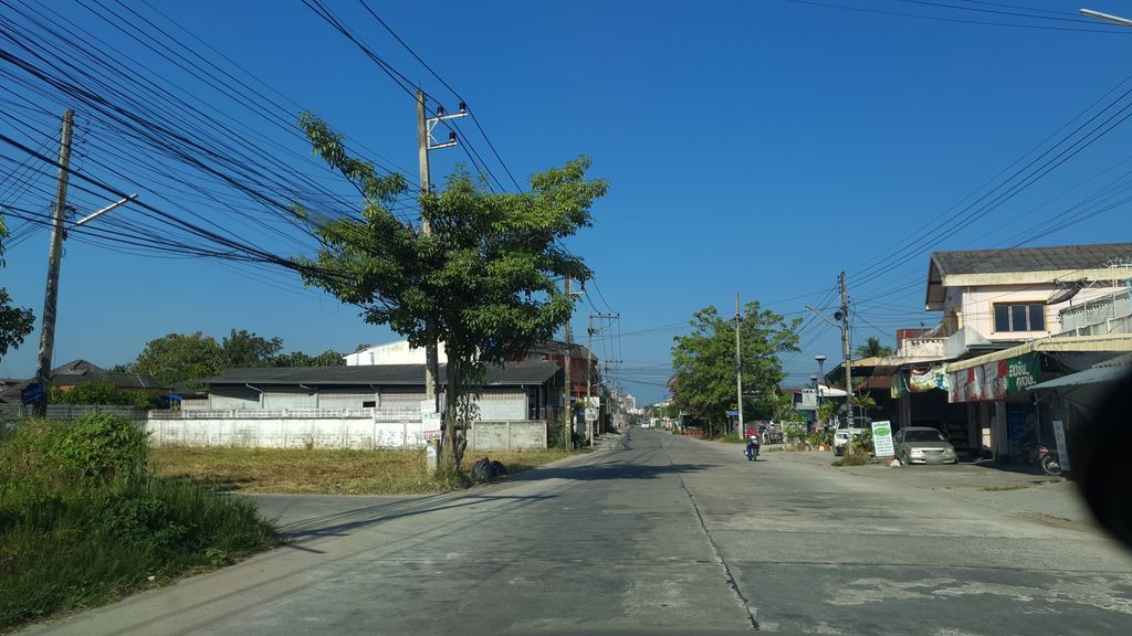 ภาพถนนตรงที่ เอ เอ การไฟฟ้า ตั้งอยู่ ถ่ายโดย jrcarlsen พ.ศ. 2562 (2019) · A street-level view of where เอ เอ การไฟฟ้า · A A Kanfaifa stands, by jrcarlsen in 2562 (2019)