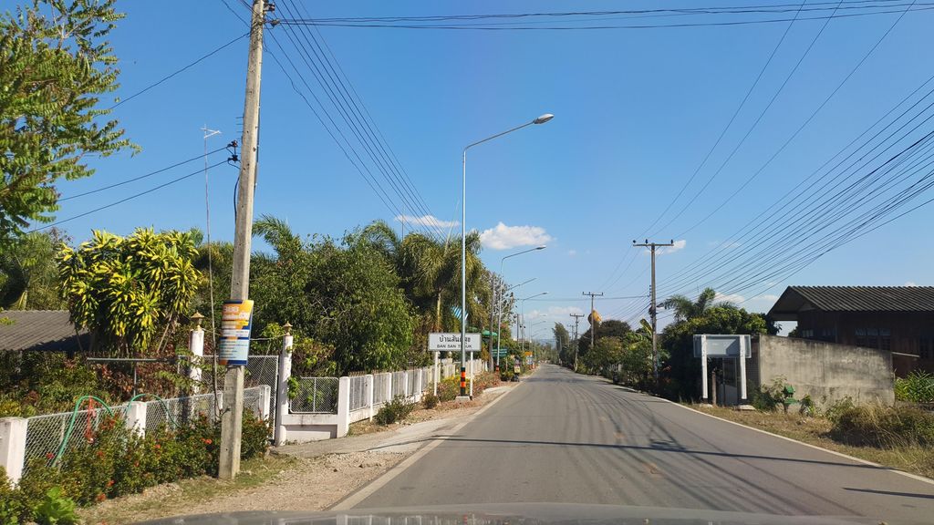 ภาพถนนตรงที่ ไส้อั่วป้าตุ๋ยยาวที่สุดในโลก ตั้งอยู่ ถ่ายโดย jrcarlsen พ.ศ. 2565 (2022) · A street-level view of where ไส้อั่วป้าตุ๋ยยาวที่สุดในโลก · Saiua Pa Tui Yao Thisut Nai Lok stands, by jrcarlsen in 2565 (2022)