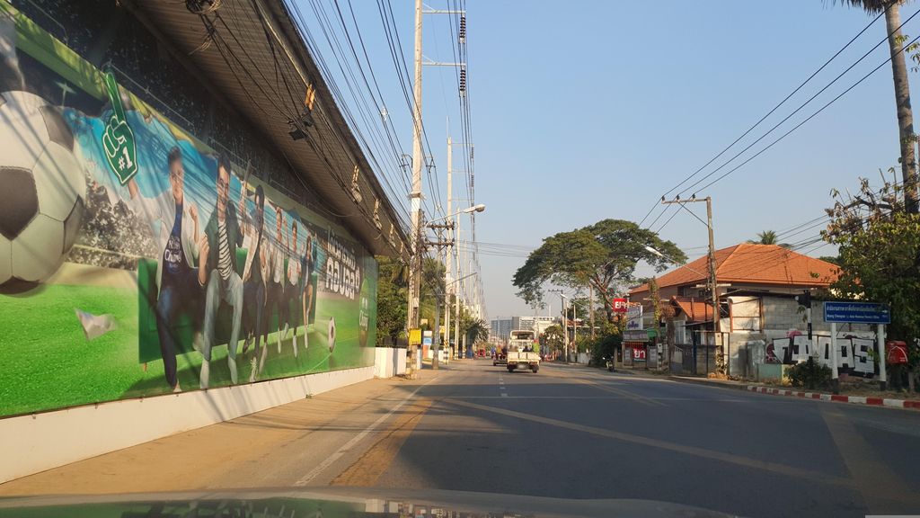 ภาพถนนตรงที่ ศูนย์วัคซีนเชียงใหม่ ตั้งอยู่ ถ่ายโดย jrcarlsen พ.ศ. 2566 (2023) · A street-level view of where ศูนย์วัคซีนเชียงใหม่ · Waksin Chiang Mai Centre stands, by jrcarlsen in 2566 (2023)