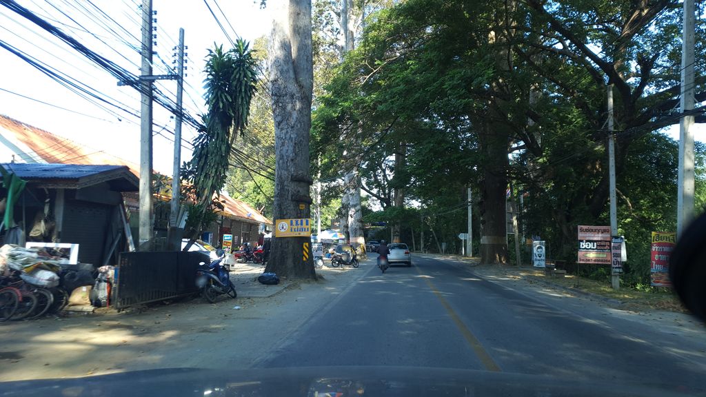 ภาพถนนตรงที่ บ้านเชียงใหม่ ตั้งอยู่ ถ่ายโดย jrcarlsen พ.ศ. 2562 (2019) · A street-level view of where บ้านเชียงใหม่ · Ban Chiang Mai stands, by jrcarlsen in 2562 (2019)