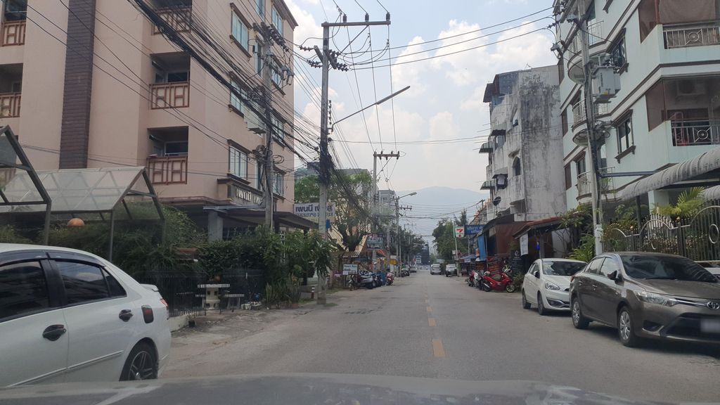 ภาพถนนตรงที่ บุญทอง เพลส ตั้งอยู่ ถ่ายโดย jrcarlsen พ.ศ. 2566 (2023) · A street-level view of where บุญทอง เพลส · Bunthong Place stands, by jrcarlsen in 2566 (2023)