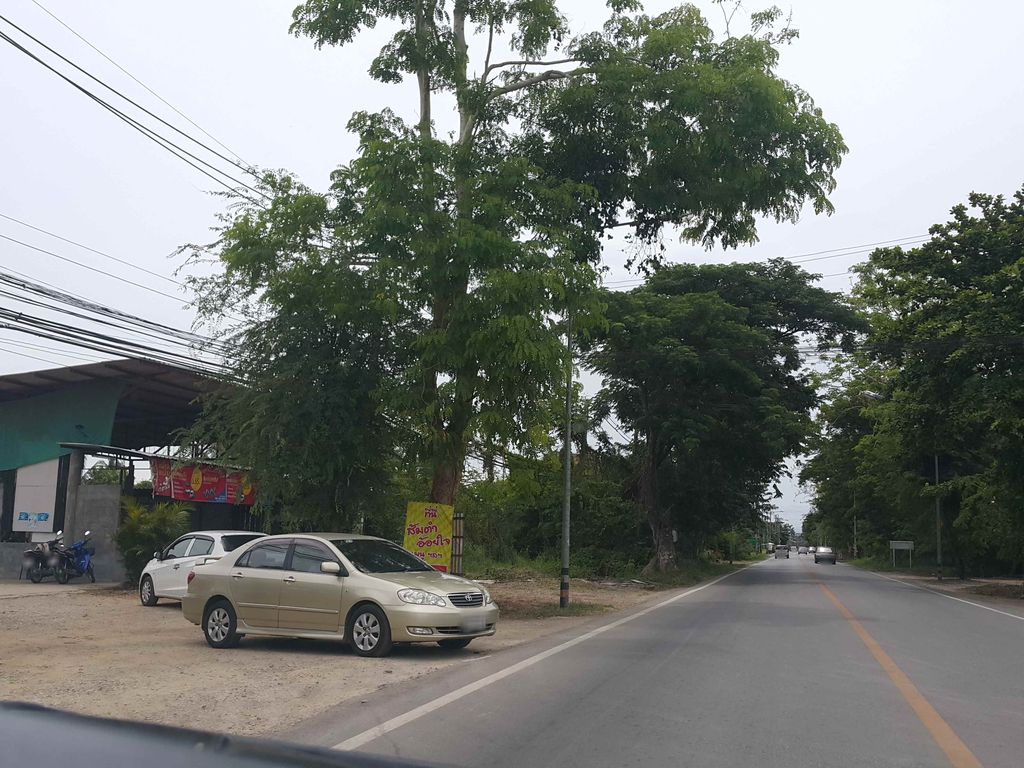ภาพถนนตรงที่ ศิริโพธิ์ทอง ตั้งอยู่ ถ่ายโดย jrcarlsen พ.ศ. 2558 (2015) · A street-level view of where ศิริโพธิ์ทอง · Siriphotong stands, by jrcarlsen in 2558 (2015)