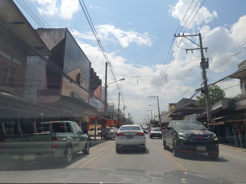 ภาพถนนตรงที่ ร้านสมายมือถือสันกำแพง ตั้งอยู่ ถ่ายโดย jrcarlsen พ.ศ. 2566 (2023) · A street-level view of where ร้านสมายมือถือสันกำแพง · Ran Sa Mai Muethue San Kamphaeng stands, by jrcarlsen in 2566 (2023)
