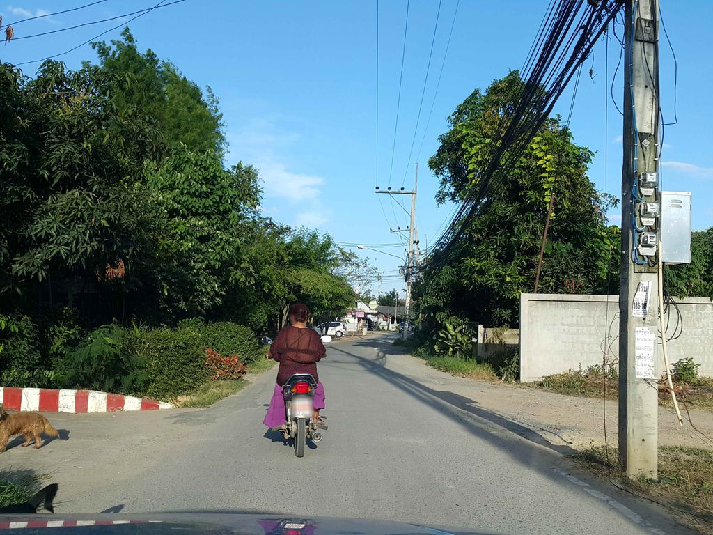 ภาพถนนตรงที่ ไก่เยิ้ม สาขาแม่โจ้ ตั้งอยู่ ถ่ายโดย jrcarlsen พ.ศ. 2558 (2015) · A street-level view of where ไก่เยิ้ม สาขาแม่โจ้ · Kaiyoem Sakha Mae Jo stands, by jrcarlsen in 2558 (2015)