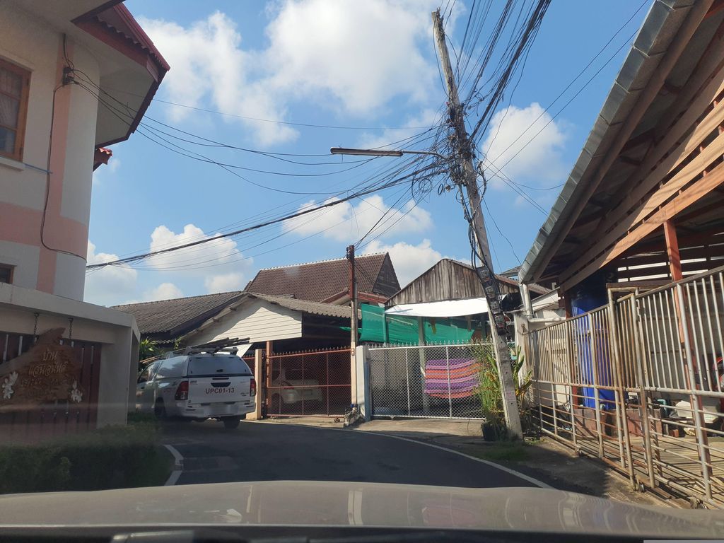 ภาพถนนตรงที่ หอพักออกัซโฮม ตั้งอยู่ ถ่ายโดย jrcarlsen พ.ศ. 2566 (2023) · A street-level view of where หอพักออกัซโฮม · Okat Home Dormitory stands, by jrcarlsen in 2566 (2023)