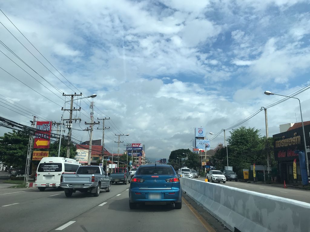 ภาพถนนตรงที่ เชียงใหม่โลหะภัณฑ์ ตั้งอยู่ ถ่ายโดย prasert พ.ศ. 2561 (2018) · A street-level view of where เชียงใหม่โลหะภัณฑ์ · Chiang Mai Lohaphan stands, by prasert in 2561 (2018)