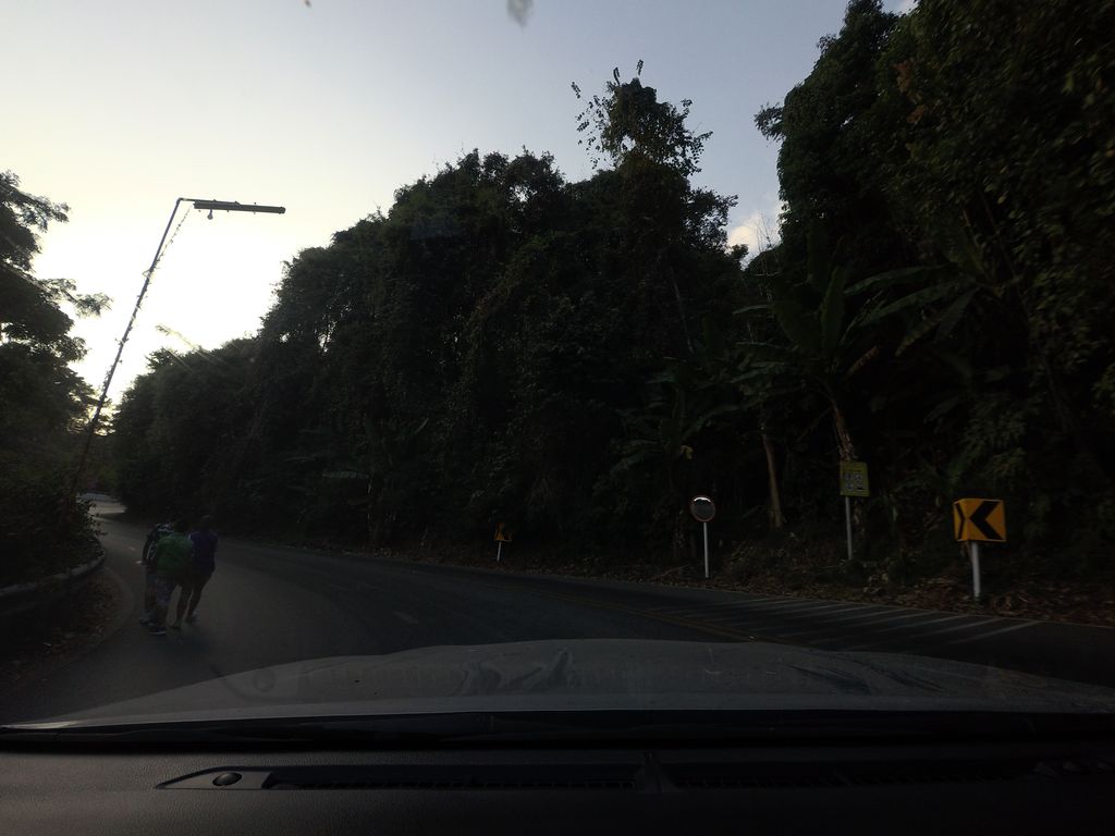 ภาพถนนตรงที่ ร่มโพธิ์ Rompho Massage ตั้งอยู่ ถ่ายโดย mishari พ.ศ. 2564 (2021) · A street-level view of where ร่มโพธิ์ Rompho Massage stands, by mishari in 2564 (2021)