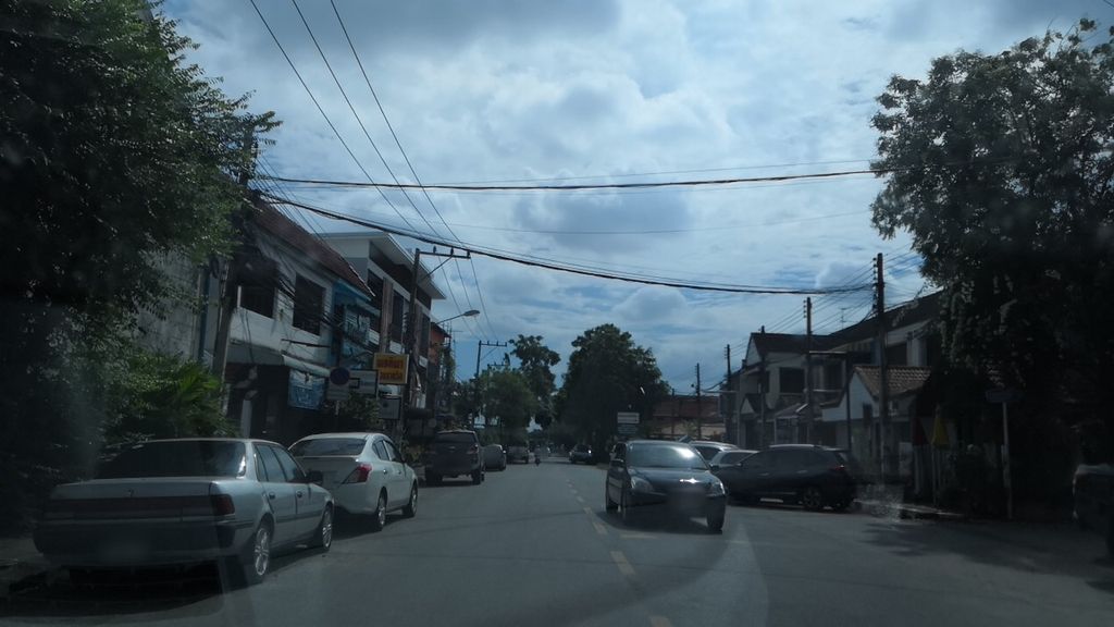 ภาพถนนตรงที่ Guru English School ตั้งอยู่ ถ่ายโดย charlesano พ.ศ. 2561 (2018) · A street-level view of where Guru English School stands, by charlesano in 2561 (2018)