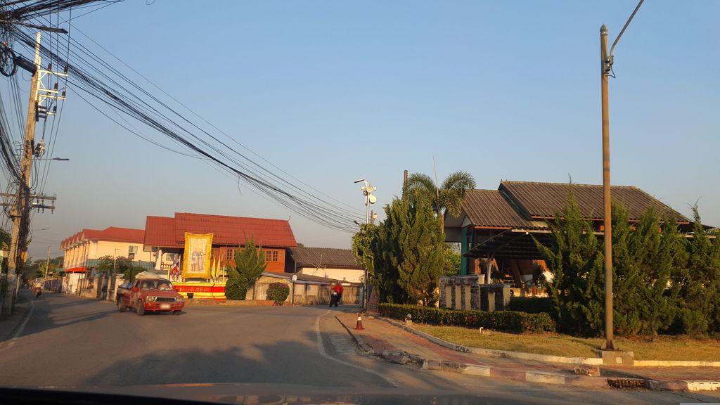 ภาพถนนตรงที่ เหินฟ้า คอฟฟี่ ตั้งอยู่ ถ่ายโดย jrcarlsen พ.ศ. 2566 (2023) · A street-level view of where เหินฟ้า คอฟฟี่ · Hoenfa Coffee stands, by jrcarlsen in 2566 (2023)