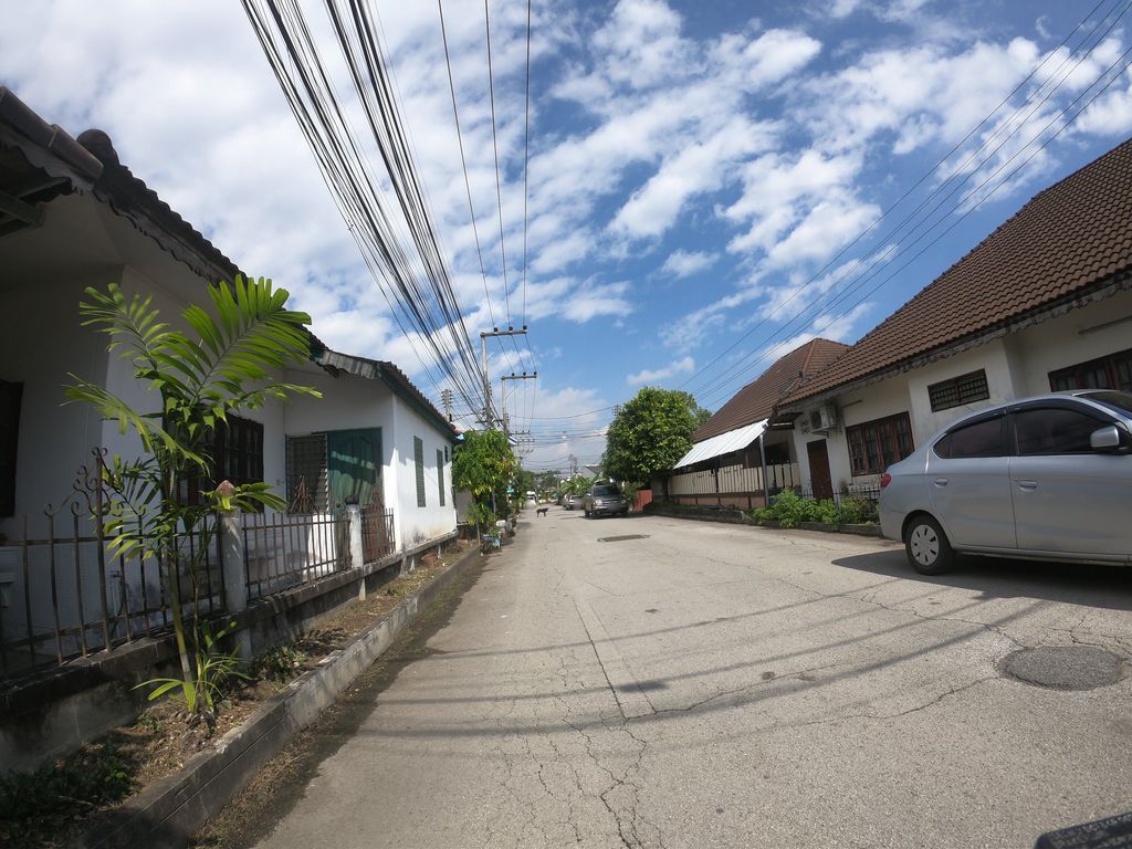 ภาพถนนตรงที่ ราเชนทร์ดอกไม้สด ตั้งอยู่ ถ่ายโดย chanuwath_grab พ.ศ. 2562 (2019) · A street-level view of where ราเชนทร์ดอกไม้สด · Rachen Dokmaisot stands, by chanuwath_grab in 2562 (2019)