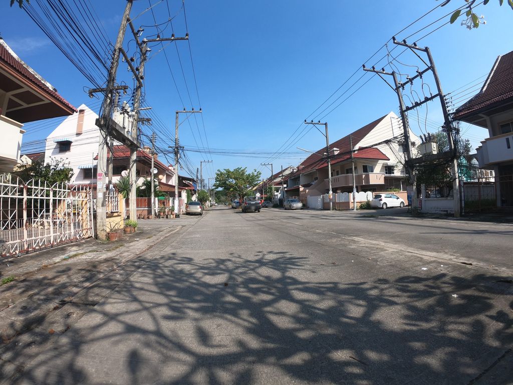 ภาพถนนตรงที่ Almond Studio ตั้งอยู่ ถ่ายโดย chanuwath_grab พ.ศ. 2562 (2019) · A street-level view of where Almond Studio stands, by chanuwath_grab in 2562 (2019)