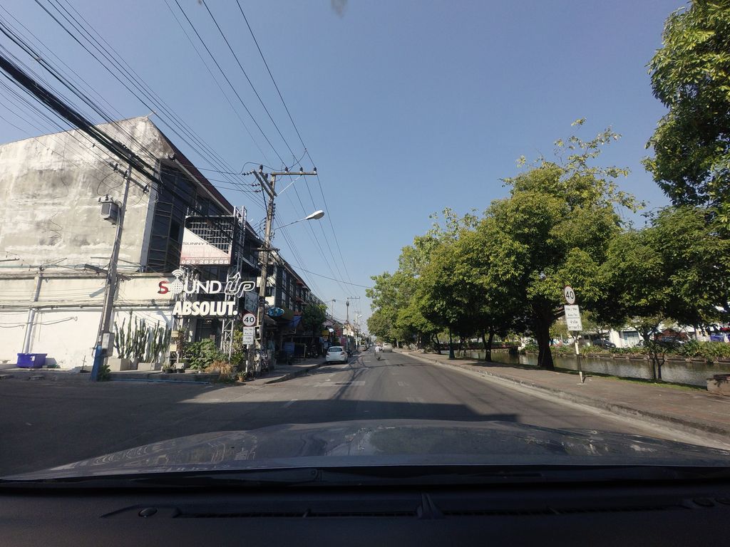 ภาพถนนตรงที่ Studio T ตั้งอยู่ ถ่ายโดย mishari พ.ศ. 2564 (2021) · A street-level view of where Studio T stands, by mishari in 2564 (2021)