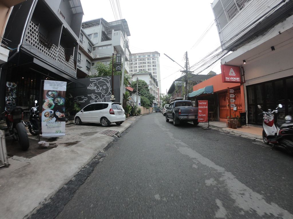 ภาพถนนตรงที่ Gecko Books ตั้งอยู่ ถ่ายโดย chanuwath_grab พ.ศ. 2562 (2019) · A street-level view of where Gecko Books stands, by chanuwath_grab in 2562 (2019)