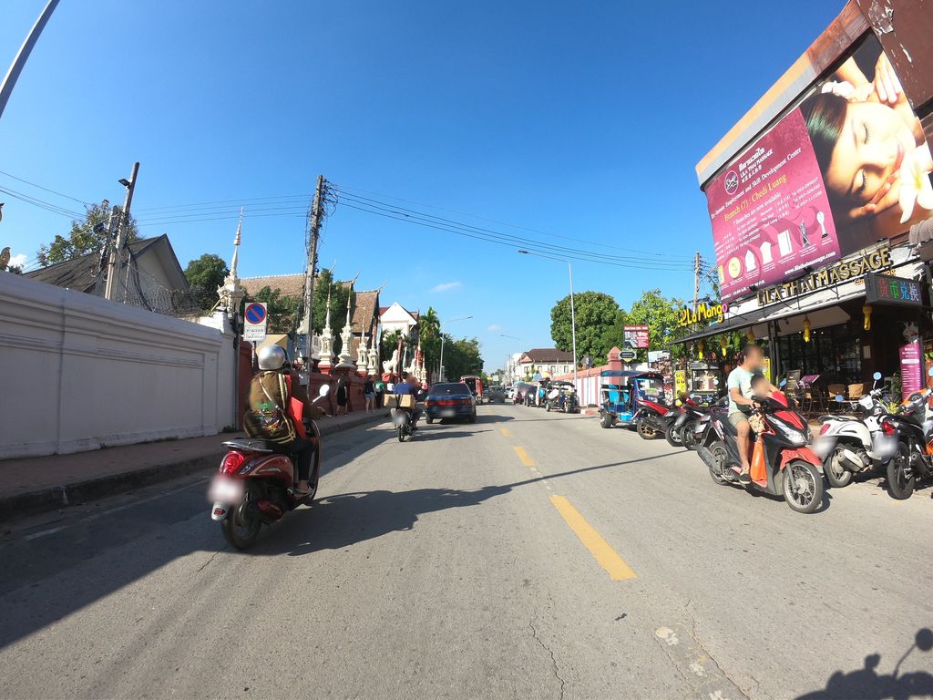 ภาพถนนตรงที่ วัดแสนเมืองมาหลวง - หัวข่วง Wat Saen Muang Ma Luang ตั้งอยู่ ถ่ายโดย chanuwath_grab พ.ศ. 2562 (2019) · A street-level view of where วัดแสนเมืองมาหลวง - หัวข่วง Wat Saen Muang Ma Luang stands, by chanuwath_grab in 2562 (2019)