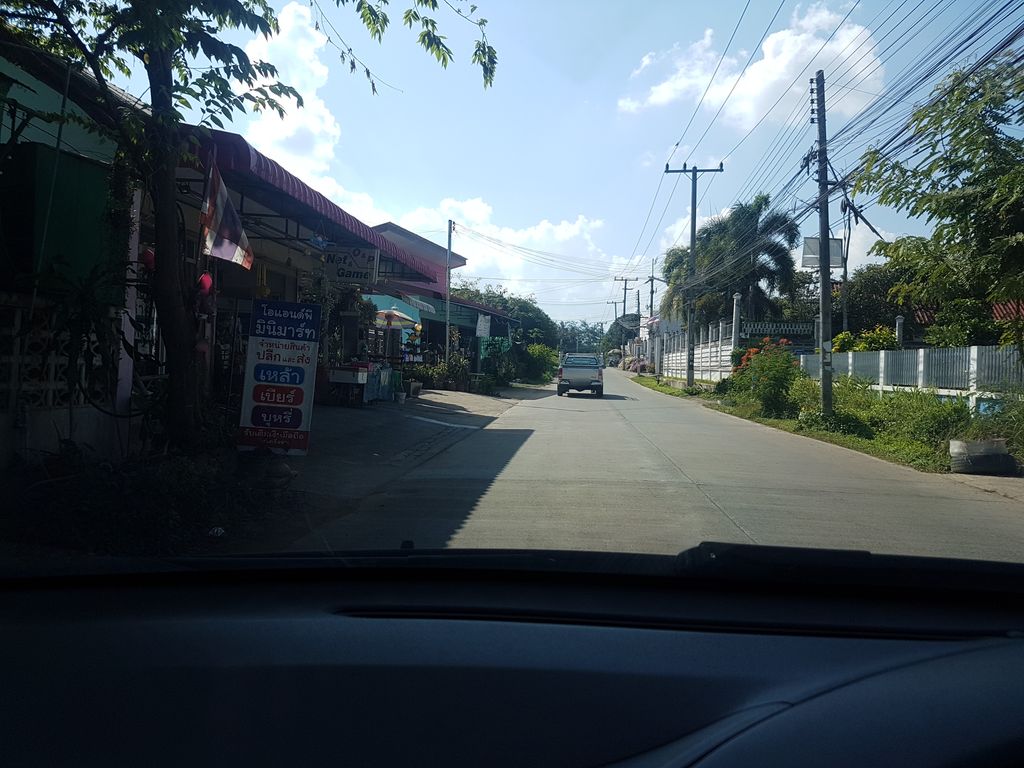 ภาพถนนตรงที่ อองฟอง ล้าง อัด ฉีด ตั้งอยู่ ถ่ายโดย ekkarin พ.ศ. 2561 (2018) · A street-level view of where อองฟอง ล้าง อัด ฉีด · Ongfong Lang At Chit stands, by ekkarin in 2561 (2018)