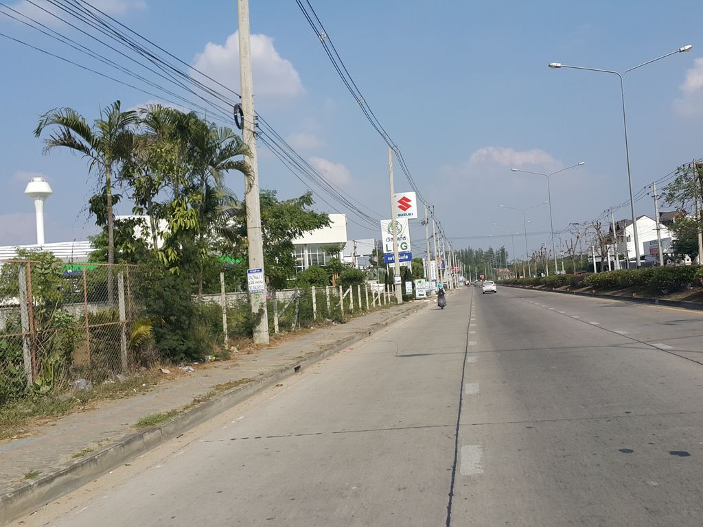 ภาพถนนตรงที่ Advance Aviation ตั้งอยู่ ถ่ายโดย jrcarlsen พ.ศ. 2557 (2014) · A street-level view of where Advance Aviation stands, by jrcarlsen in 2557 (2014)