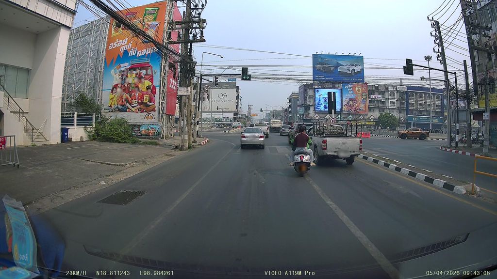 ภาพถนนตรงที่ ร้านต่อผมเชียงใหม่ กาดรินคำ ตั้งอยู่ ถ่ายโดย ThailandCambodia พ.ศ. 2569 (2026) · A street-level view of where ร้านต่อผมเชียงใหม่ กาดรินคำ · Ran Topma Chiang Mai Kat Rin Kham stands, by ThailandCambodia in 2569 (2026)