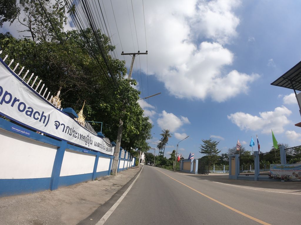 ภาพถนนตรงที่ สนามกีฬาฟุตบอลหญ้าเทียม เทศบาลตำบลหนองป่าครั่ง ตั้งอยู่ ถ่ายโดย chanuwath_grab พ.ศ. 2562 (2019) · A street-level view of where สนามกีฬาฟุตบอลหญ้าเทียม เทศบาลตำบลหนองป่าครั่ง · Futbon Yathiam Thetsaban Tambon Nong Pa Khrang Sports ground stands, by chanuwath_grab in 2562 (2019)