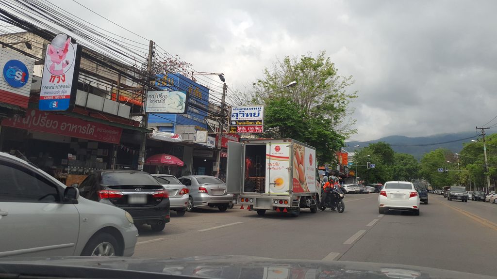 ภาพถนนตรงที่ คลินิกสวนดอกทันตแพทย์สุวิทย์ ตั้งอยู่ ถ่ายโดย jrcarlsen พ.ศ. 2565 (2022) · A street-level view of where คลินิกสวนดอกทันตแพทย์สุวิทย์ · Suan Dok Thantaphaet Suwit Clinic stands, by jrcarlsen in 2565 (2022)