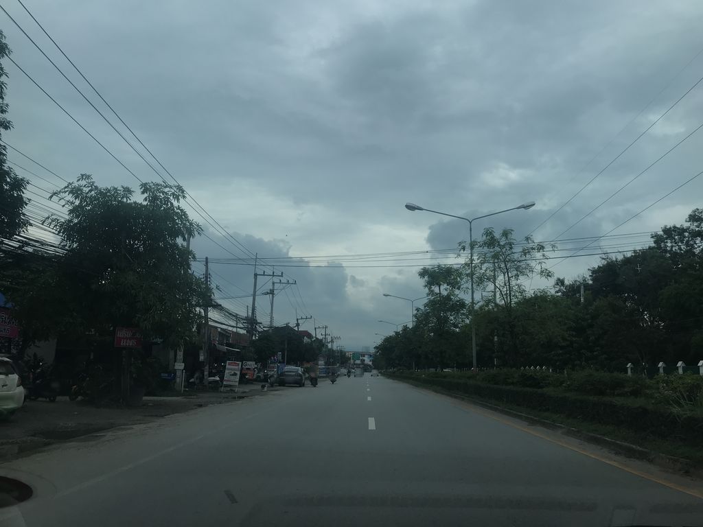 ภาพถนนตรงที่ White Dental Clinic ตั้งอยู่ ถ่ายโดย prasert พ.ศ. 2561 (2018) · A street-level view of where White Dental Clinic stands, by prasert in 2561 (2018)