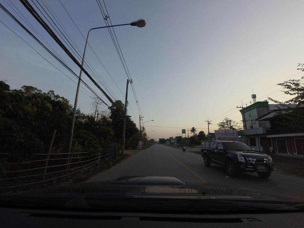 ภาพถนนตรงที่ อยู่ดี กิ๋นลำ ตั้งอยู่ ถ่ายโดย mishari พ.ศ. 2559 (2016) · A street-level view of where อยู่ดี กิ๋นลำ · Yudi Kinlam stands, by mishari in 2559 (2016)