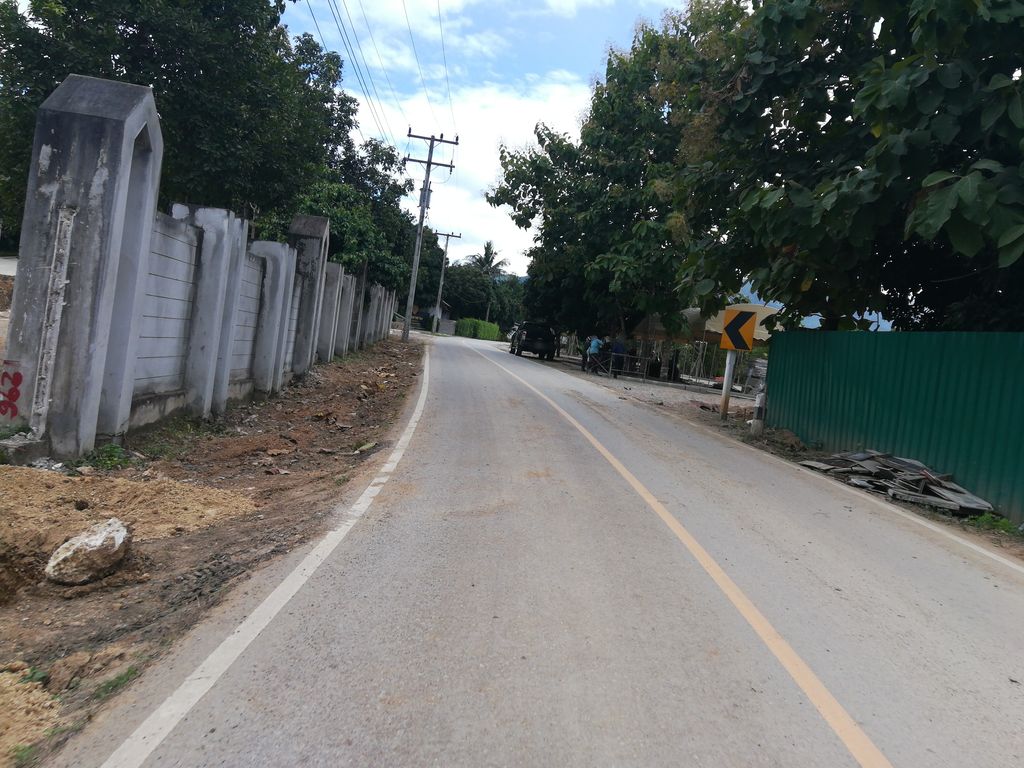ภาพถนนตรงที่ ศูนย์บำรุงธรรม อารามแห่งความดับทุกข์ ตั้งอยู่ ถ่ายโดย aim_oradanan พ.ศ. 2561 (2018) · A street-level view of where ศูนย์บำรุงธรรม อารามแห่งความดับทุกข์ · Bamrungtham Aram Haeng Khwam Dap Thuk Centre stands, by aim_oradanan in 2561 (2018)