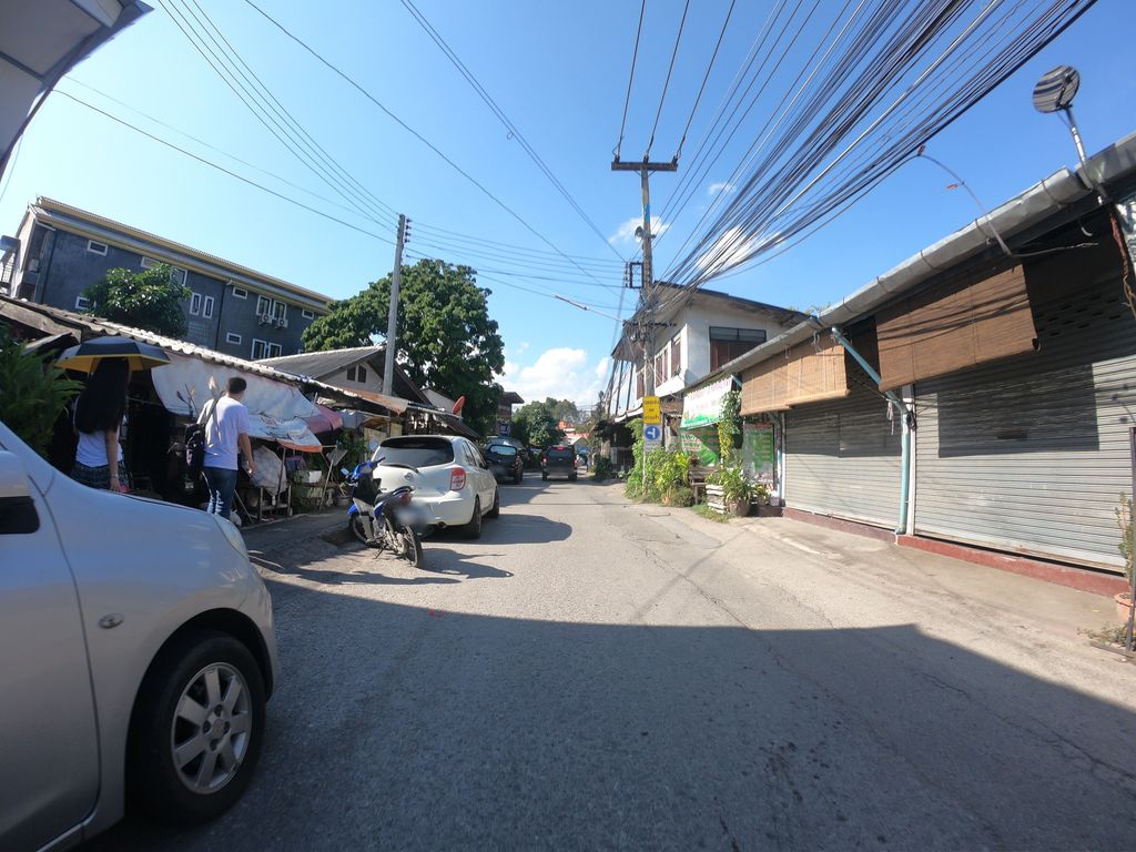 ภาพถนนตรงที่ กล้วยบิวตี้ ตั้งอยู่ ถ่ายโดย chanuwath_grab พ.ศ. 2562 (2019) · A street-level view of where กล้วยบิวตี้ · Kluaibioti stands, by chanuwath_grab in 2562 (2019)