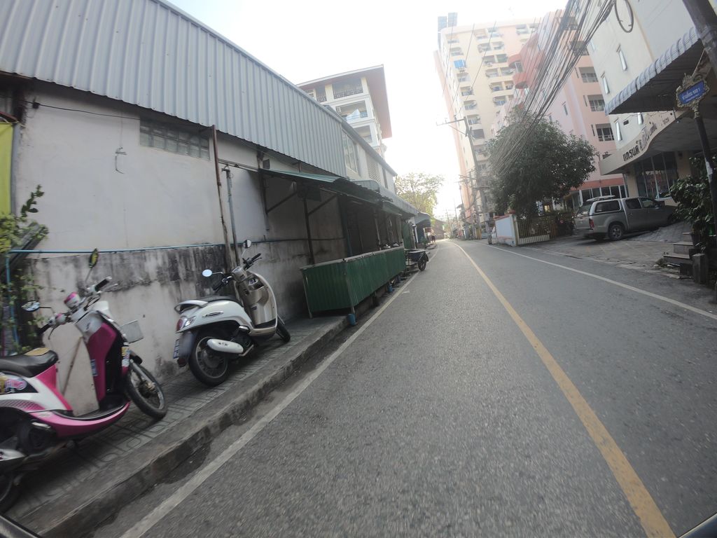 ภาพถนนตรงที่ freedom hair ตั้งอยู่ ถ่ายโดย chanuwath_grab พ.ศ. 2562 (2019) · A street-level view of where freedom hair stands, by chanuwath_grab in 2562 (2019)