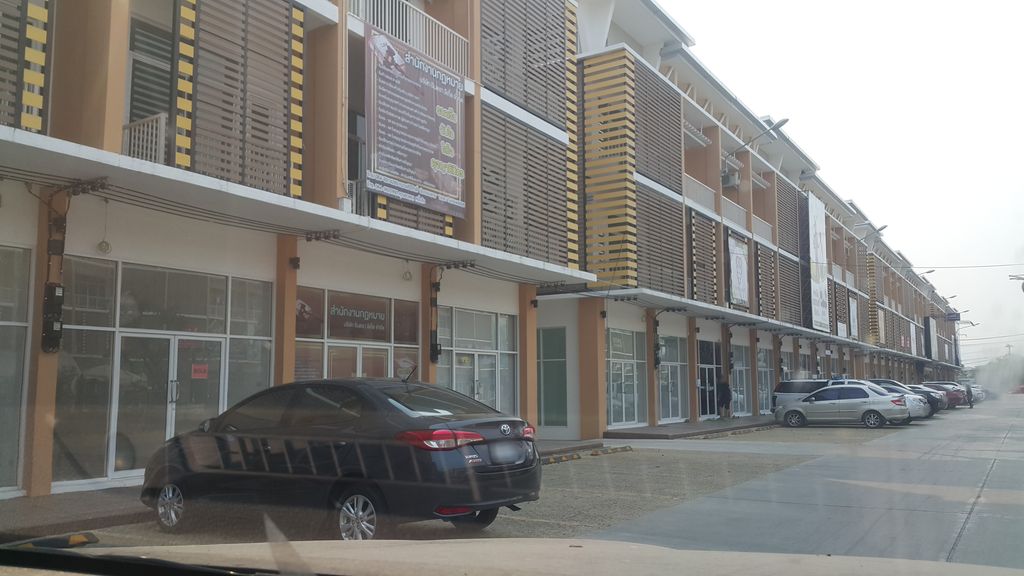 ภาพถนนตรงที่ ทอฝันทัวร์ เชียงใหม่ ตั้งอยู่ ถ่ายโดย jrcarlsen พ.ศ. 2562 (2019) · A street-level view of where ทอฝันทัวร์ เชียงใหม่ · Thofanthua Chiang Mai stands, by jrcarlsen in 2562 (2019)