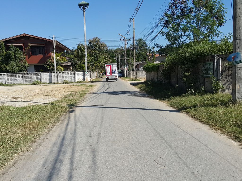 ภาพถนนตรงที่ Madi Kombucha ตั้งอยู่ ถ่ายโดย jrcarlsen พ.ศ. 2557 (2014) · A street-level view of where Madi Kombucha stands, by jrcarlsen in 2557 (2014)