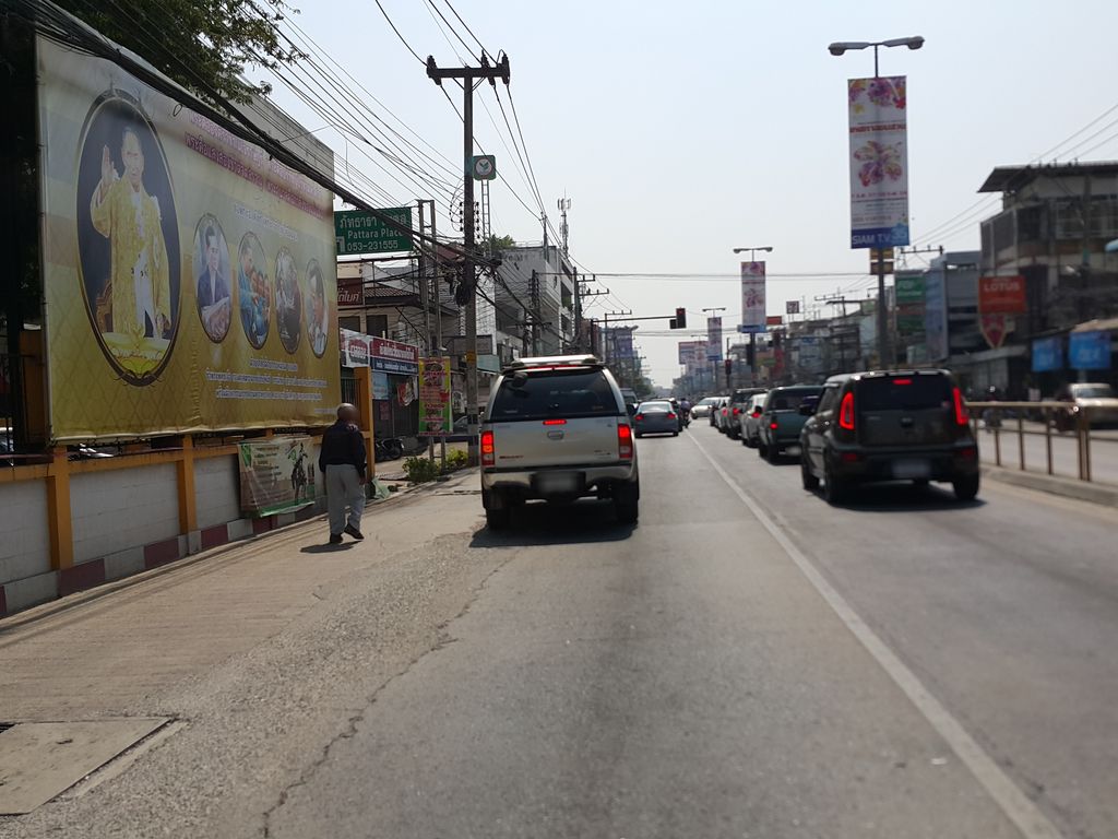 ภาพถนนตรงที่ คิ้วสวย ญาตา ตั้งอยู่ ถ่ายโดย jrcarlsen พ.ศ. 2558 (2015) · A street-level view of where คิ้วสวย ญาตา · Khiosuai Yata stands, by jrcarlsen in 2558 (2015)