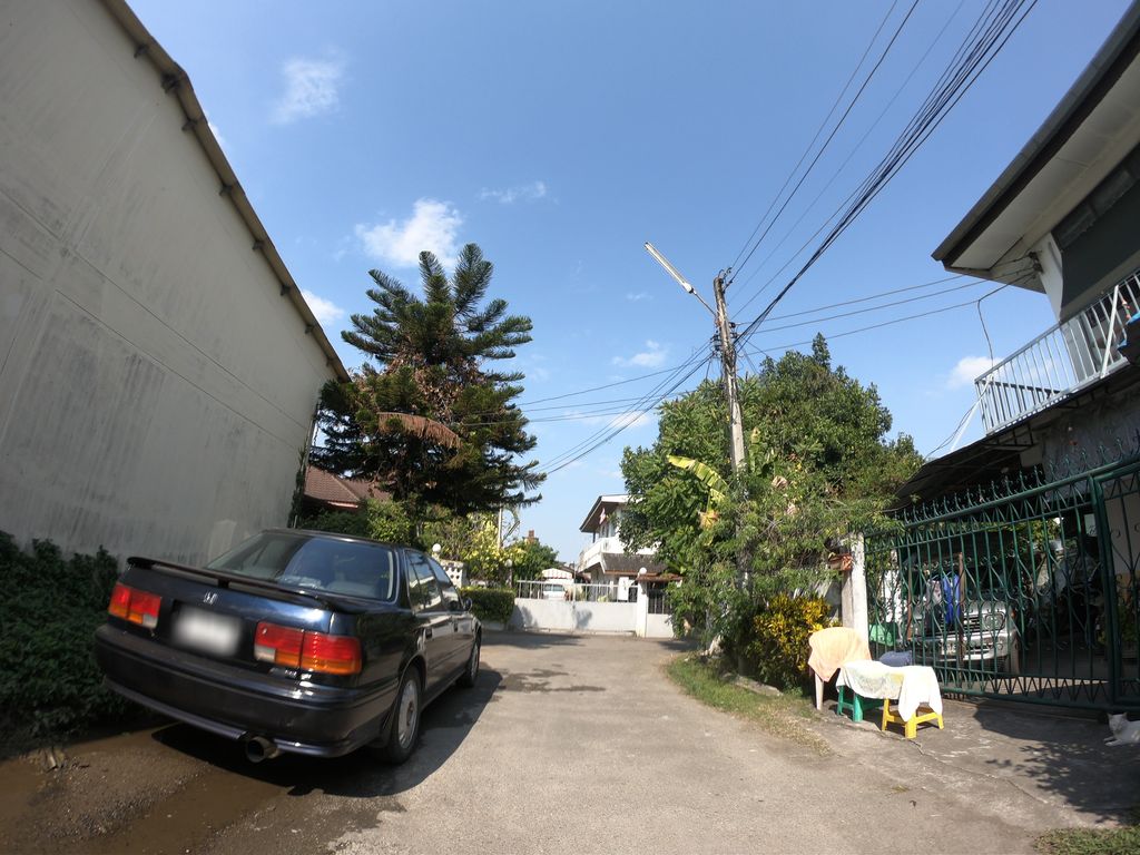 ภาพถนนตรงที่ Champions GYM Chiangmai ตั้งอยู่ ถ่ายโดย chanuwath_grab พ.ศ. 2562 (2019) · A street-level view of where Champions GYM Chiangmai stands, by chanuwath_grab in 2562 (2019)
