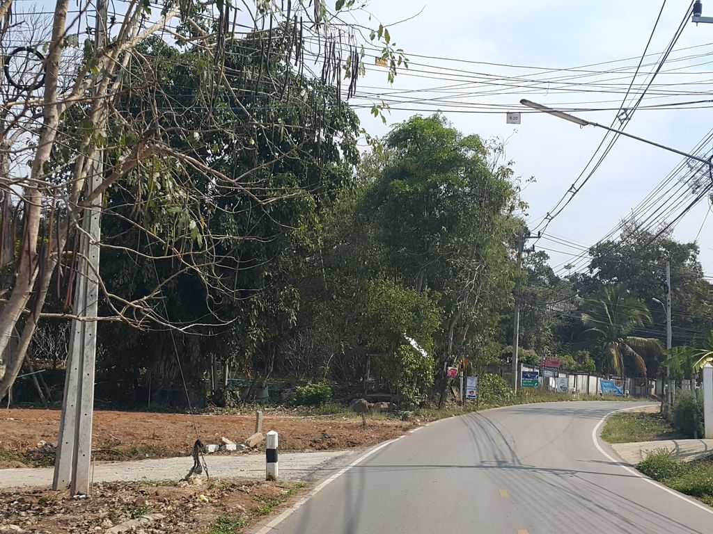 ภาพถนนตรงที่ บ้านแสนสุข ตั้งอยู่ ถ่ายโดย jrcarlsen พ.ศ. 2559 (2016) · A street-level view of where บ้านแสนสุข · Ban Saensuk stands, by jrcarlsen in 2559 (2016)
